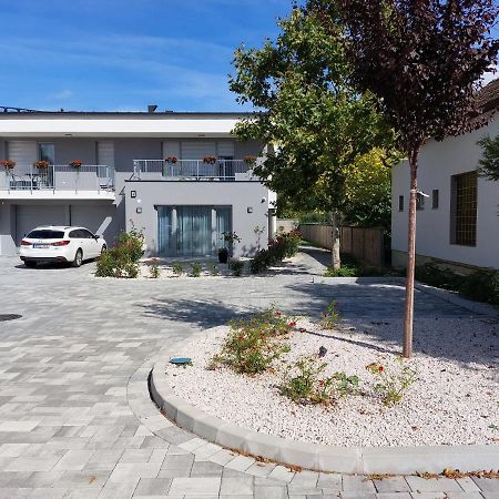 Mosonmagyaróvár Linden Apartman 001 - Adults Only מראה חיצוני תמונה