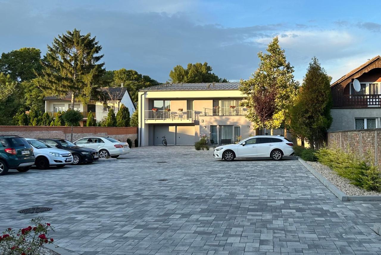 Mosonmagyaróvár Linden Apartman 001 - Adults Only מראה חיצוני תמונה